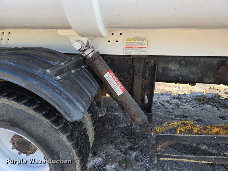 image for item EB1328 2010 Peterbilt 320 refuse truck