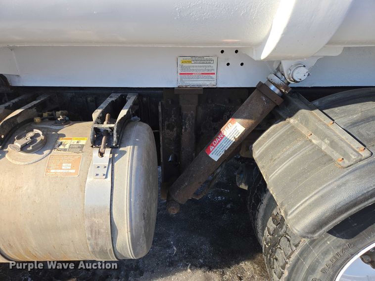 image for item EB1328 2010 Peterbilt 320 refuse truck