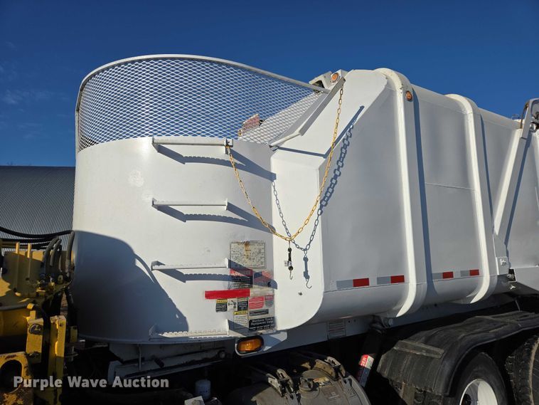 image for item EB1328 2010 Peterbilt 320 refuse truck