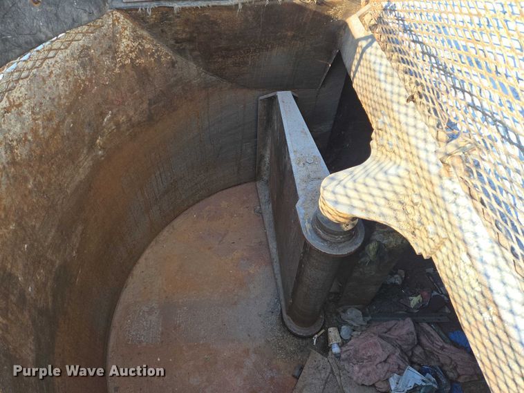 image for item EB1328 2010 Peterbilt 320 refuse truck