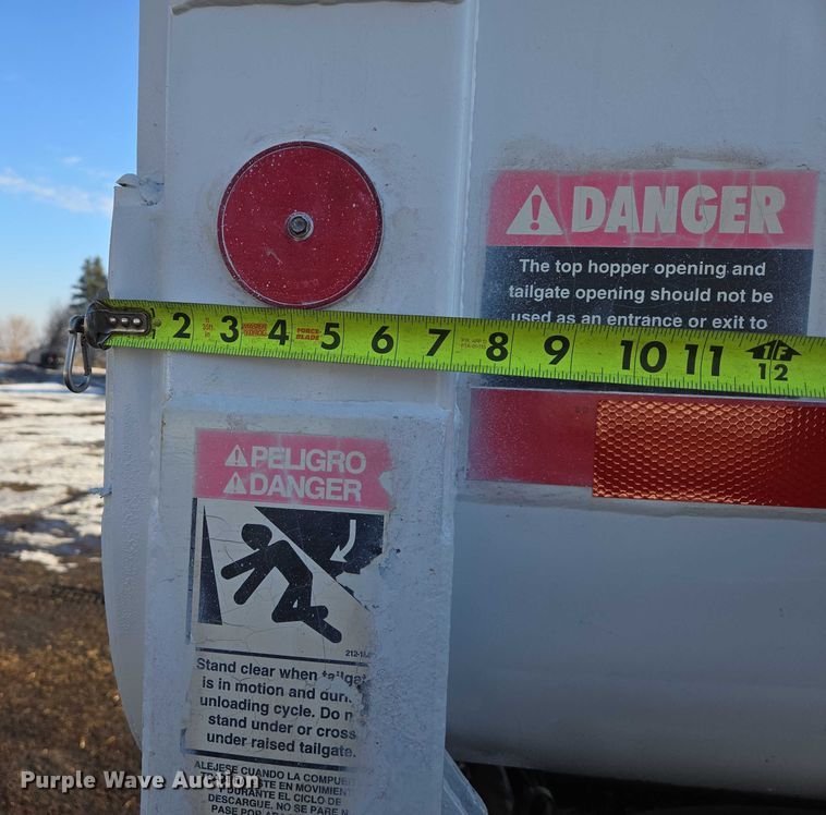 image for item EB1328 2010 Peterbilt 320 refuse truck