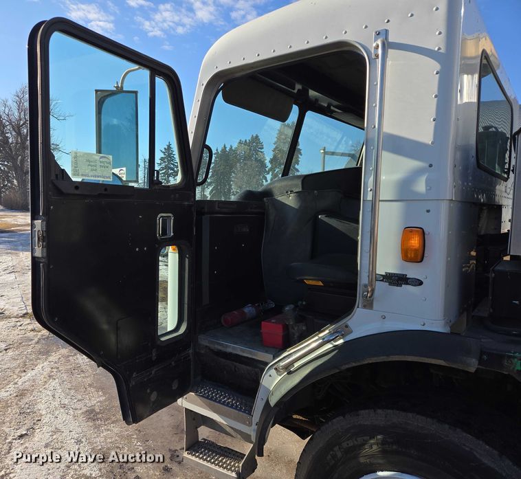 image for item EB1328 2010 Peterbilt 320 refuse truck