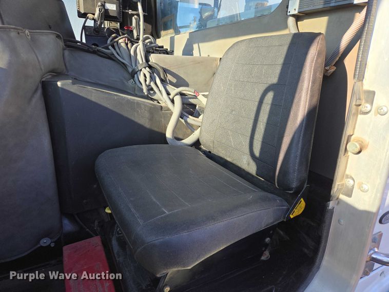 image for item EB1328 2010 Peterbilt 320 refuse truck