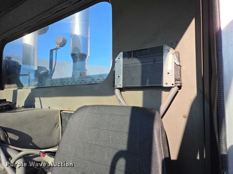 image for item EB1328 2010 Peterbilt 320 refuse truck