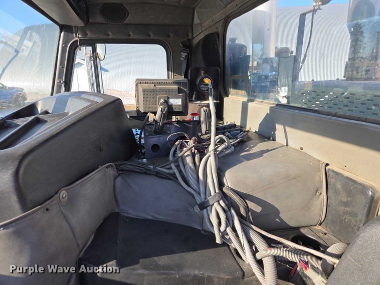 image for item EB1328 2010 Peterbilt 320 refuse truck