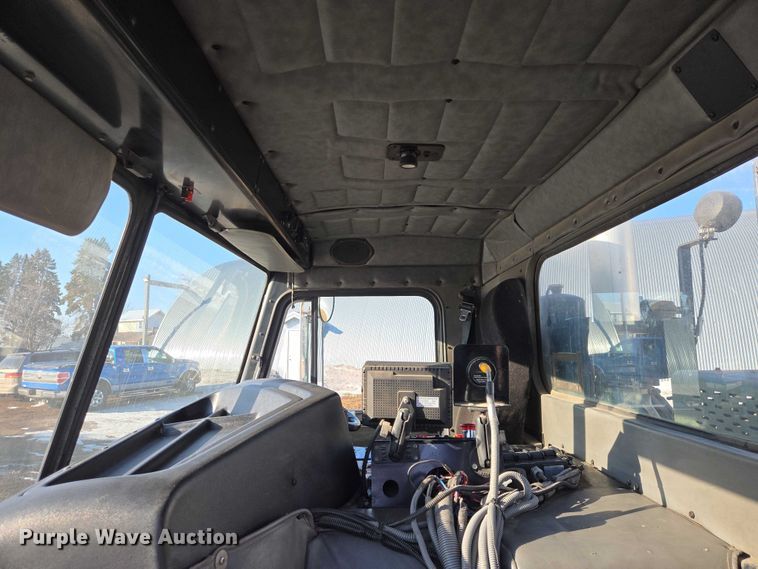 image for item EB1328 2010 Peterbilt 320 refuse truck