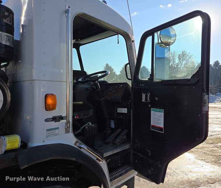 image for item EB1328 2010 Peterbilt 320 refuse truck