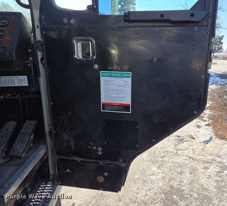 image for item EB1328 2010 Peterbilt 320 refuse truck