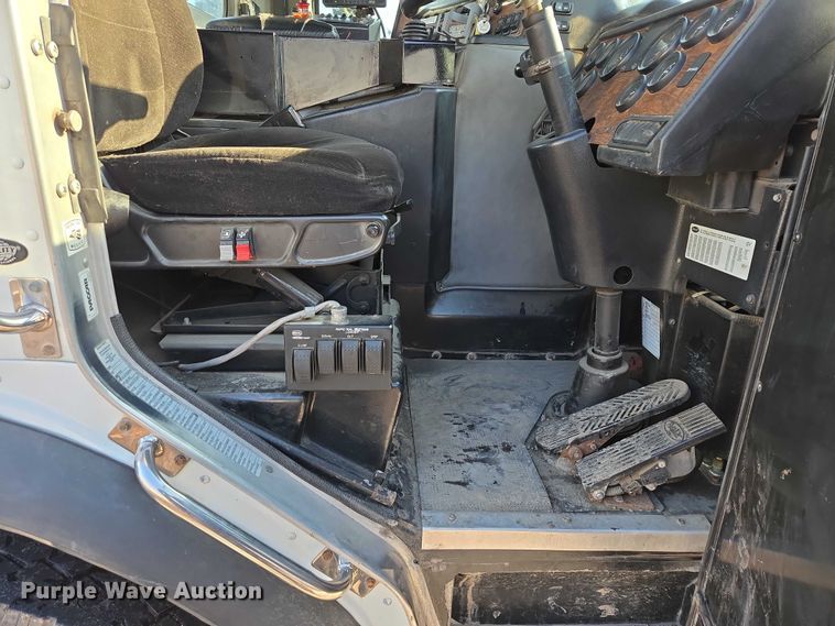 image for item EB1328 2010 Peterbilt 320 refuse truck