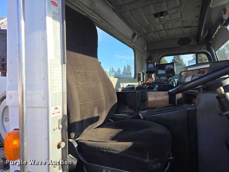 image for item EB1328 2010 Peterbilt 320 refuse truck