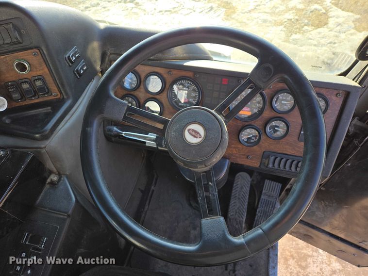 image for item EB1328 2010 Peterbilt 320 refuse truck