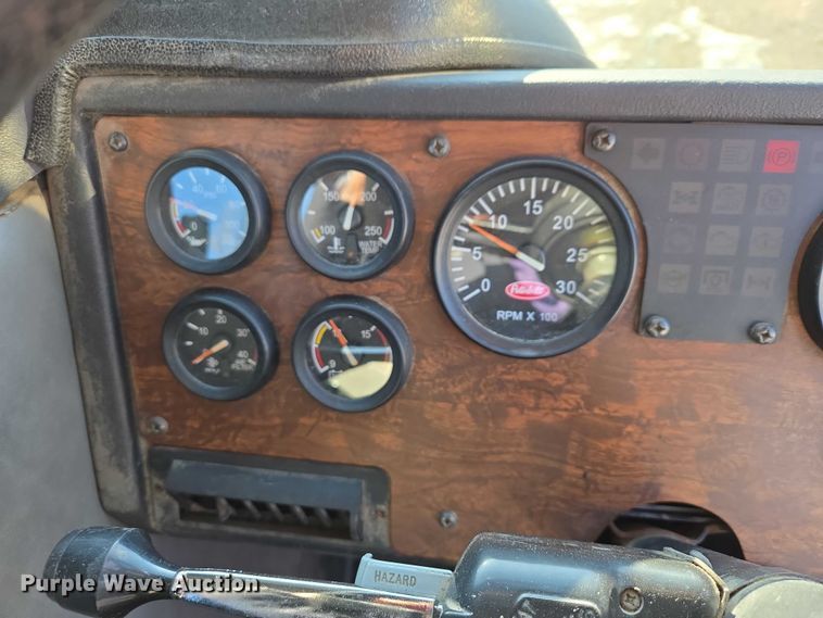 image for item EB1328 2010 Peterbilt 320 refuse truck