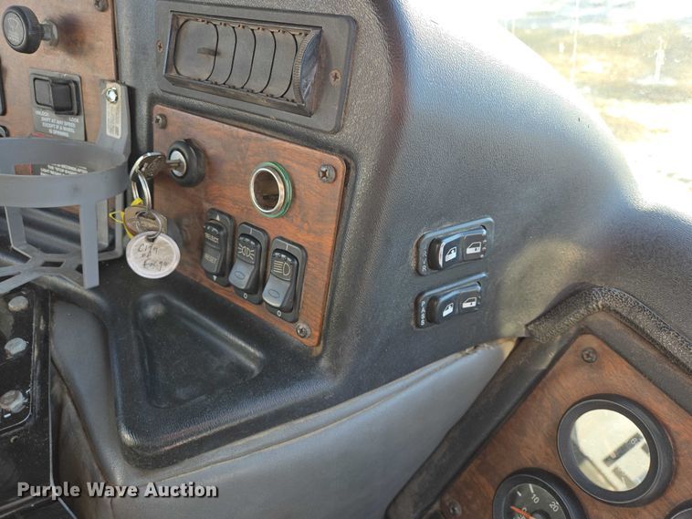 image for item EB1328 2010 Peterbilt 320 refuse truck