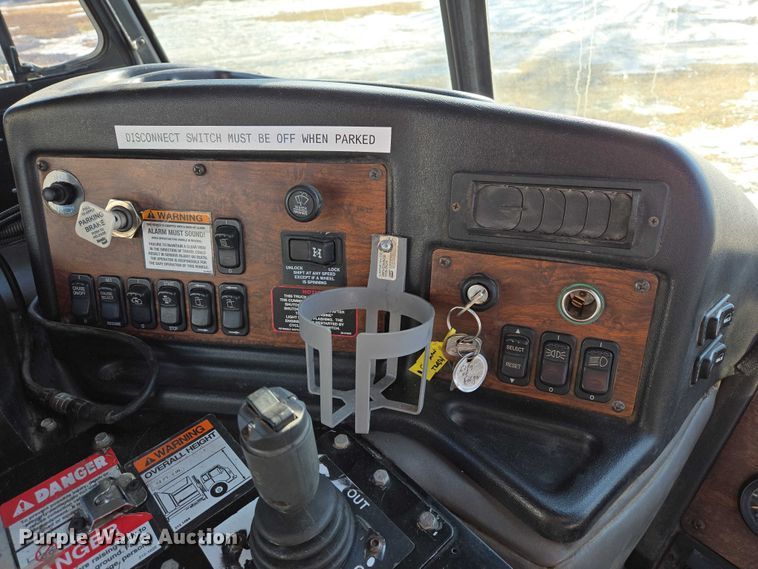 image for item EB1328 2010 Peterbilt 320 refuse truck