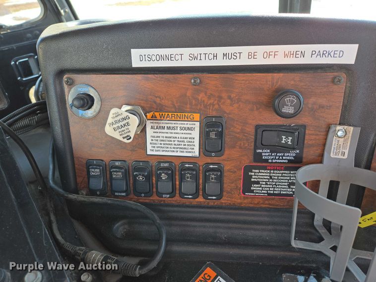 image for item EB1328 2010 Peterbilt 320 refuse truck