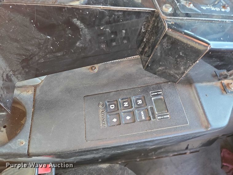 image for item EB1328 2010 Peterbilt 320 refuse truck