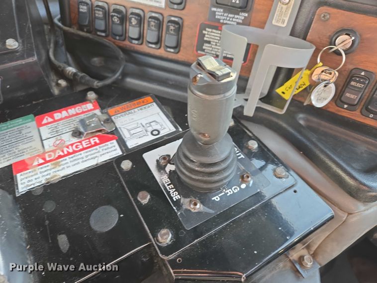 image for item EB1328 2010 Peterbilt 320 refuse truck