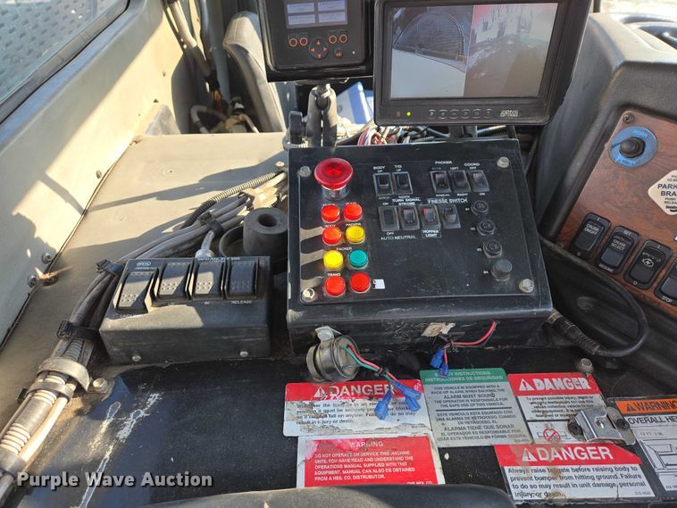 image for item EB1328 2010 Peterbilt 320 refuse truck