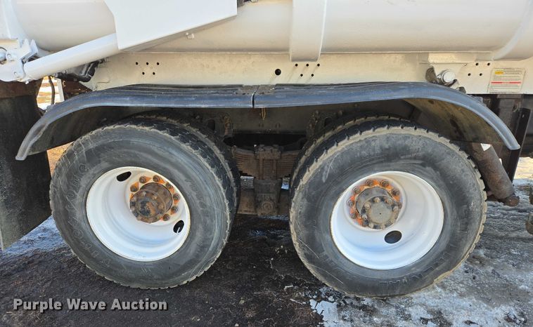 image for item EB1328 2010 Peterbilt 320 refuse truck