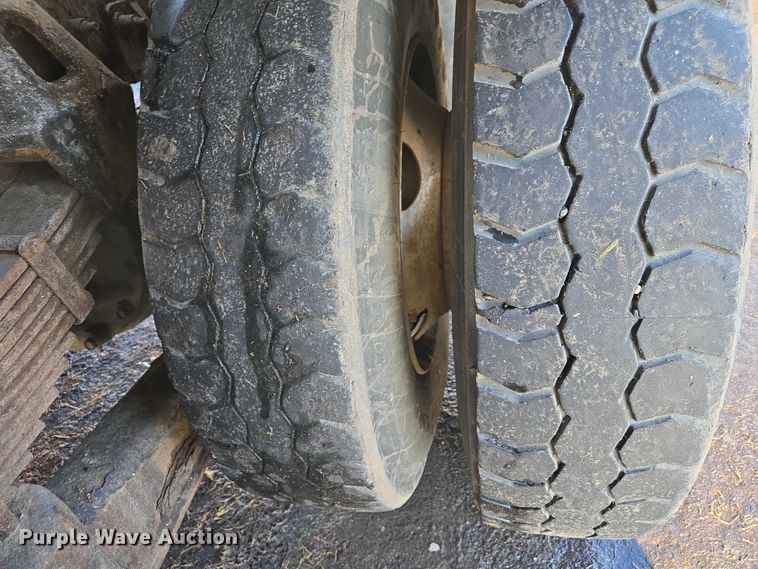 image for item EB1328 2010 Peterbilt 320 refuse truck