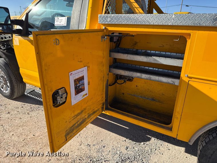 image for item EE3435 2022 Ford F350 Super Duty utility bed pickup truck