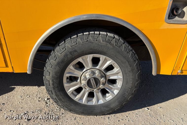 image for item EE3435 2022 Ford F350 Super Duty utility bed pickup truck