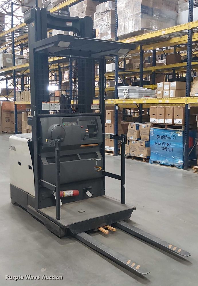 image for item EE5165 2017 Crown SP3520-30 order picker