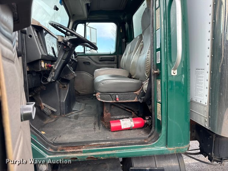 image for item EF2298 2002 International 4700 box truck