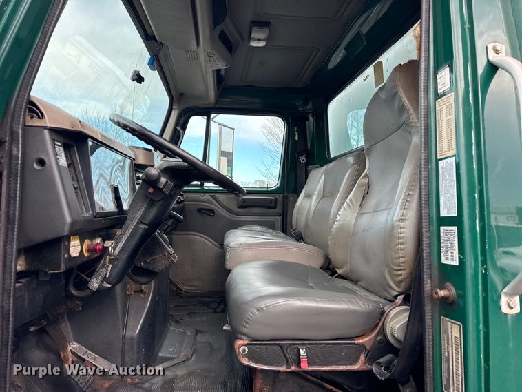 image for item EF2298 2002 International 4700 box truck