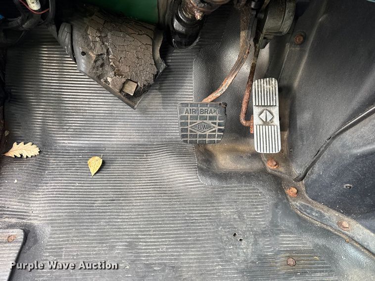 image for item EF2298 2002 International 4700 box truck