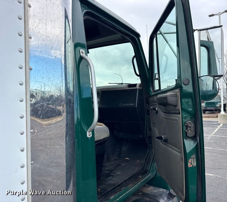 image for item EF2298 2002 International 4700 box truck