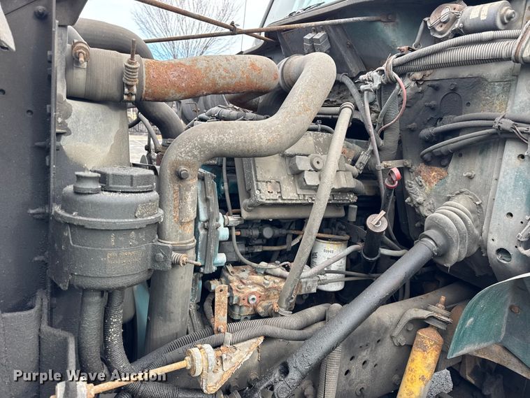 image for item EF2298 2002 International 4700 box truck