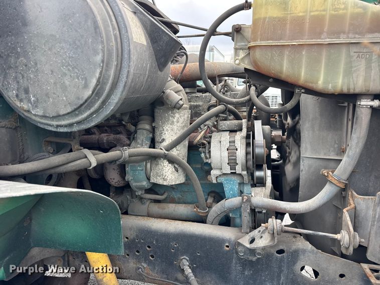 image for item EF2298 2002 International 4700 box truck