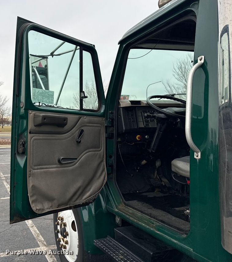 image for item EF2300 2002 International 4700 box truck