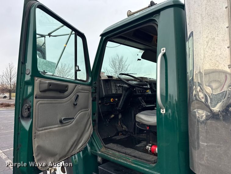 image for item EF2300 2002 International 4700 box truck