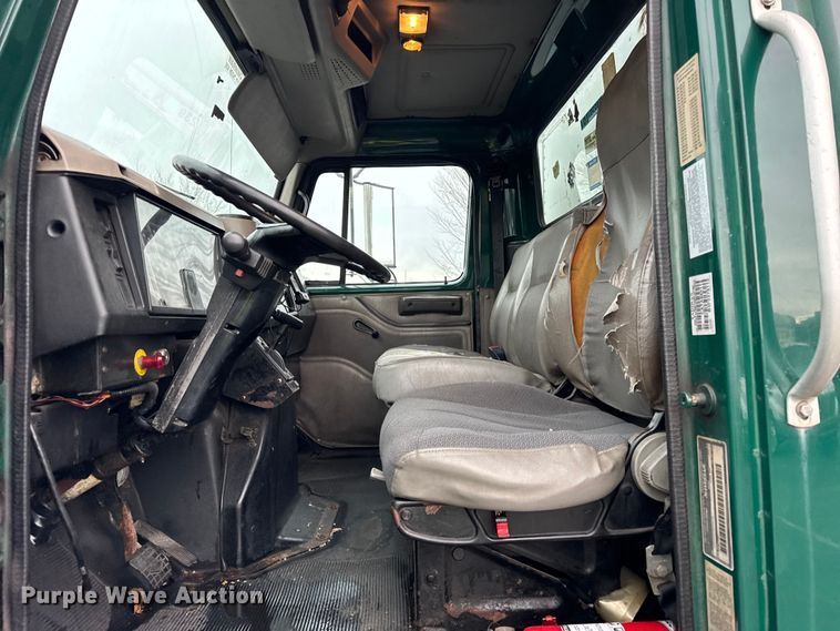 image for item EF2300 2002 International 4700 box truck