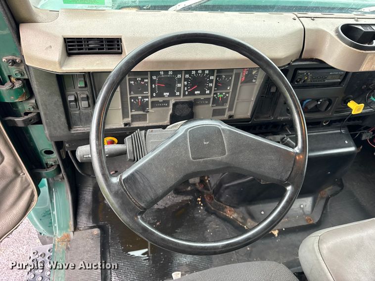 image for item EF2300 2002 International 4700 box truck