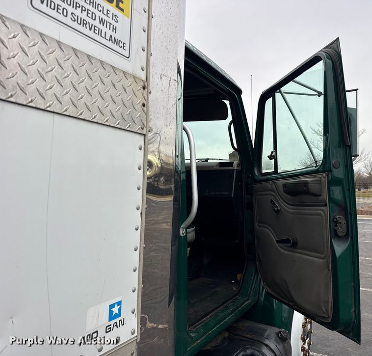 image for item EF2300 2002 International 4700 box truck