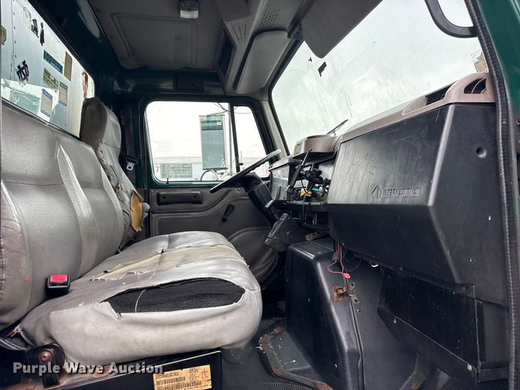 image for item EF2300 2002 International 4700 box truck