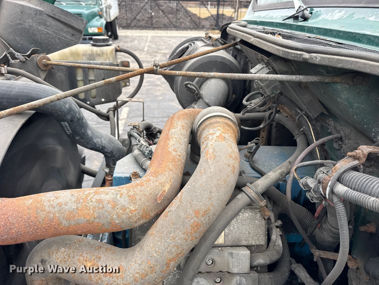 image for item EF2300 2002 International 4700 box truck