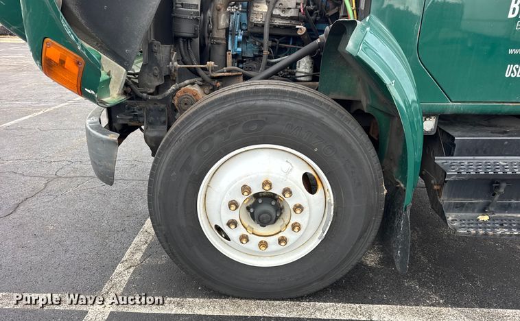 image for item EF2300 2002 International 4700 box truck