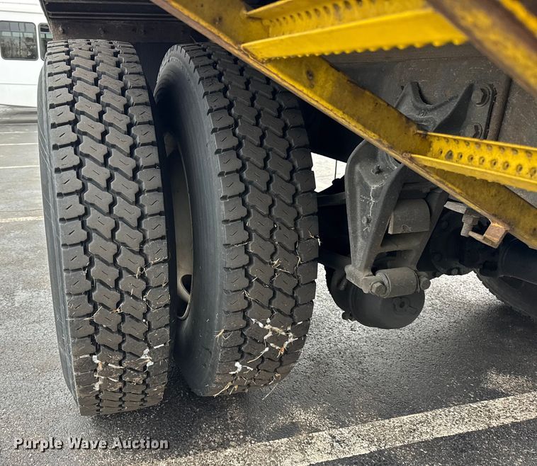 image for item EF2300 2002 International 4700 box truck