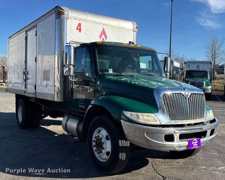 image for item EF2306 2006 International 4300 box truck