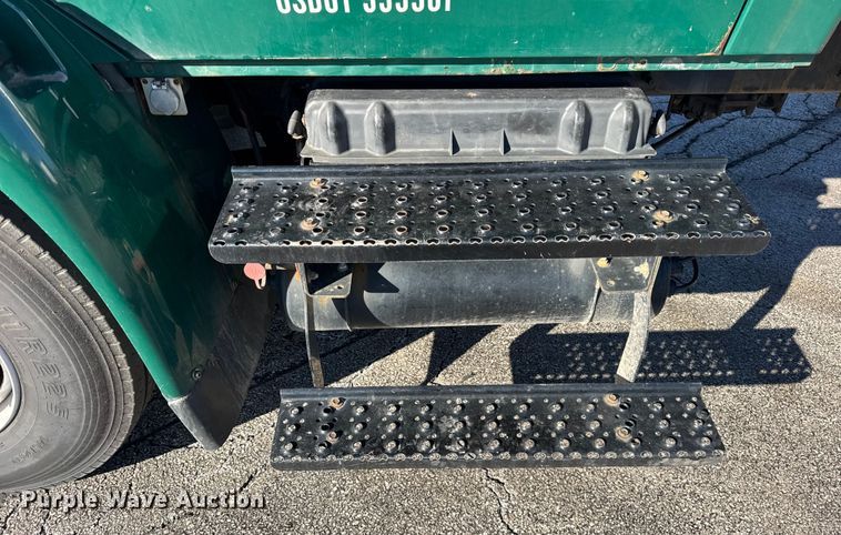 image for item EF2306 2006 International 4300 box truck