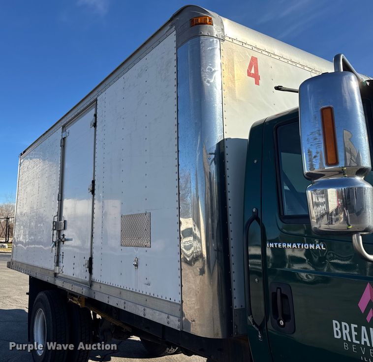 image for item EF2306 2006 International 4300 box truck