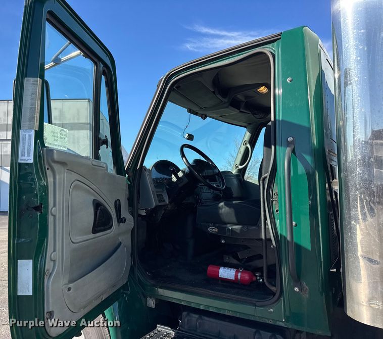 image for item EF2306 2006 International 4300 box truck