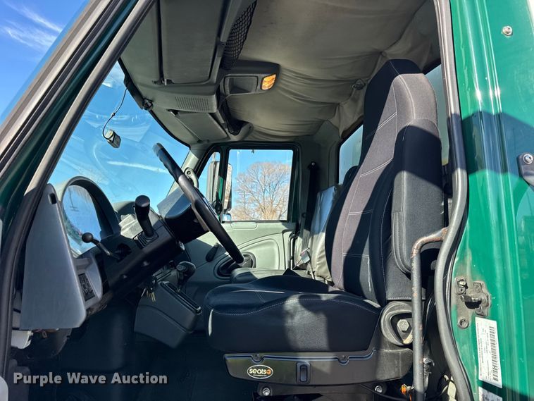 image for item EF2306 2006 International 4300 box truck