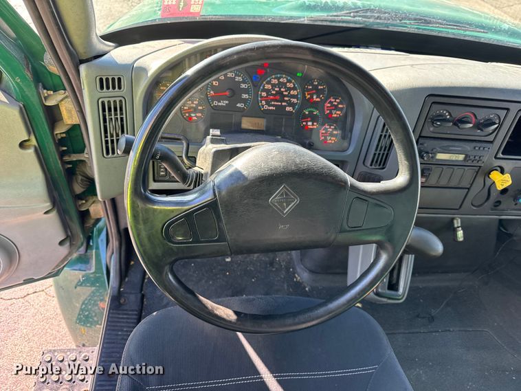 image for item EF2306 2006 International 4300 box truck