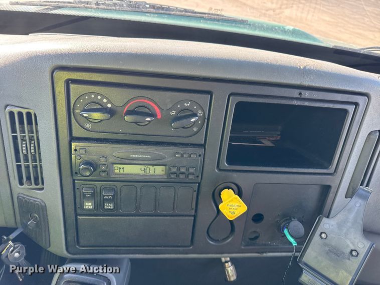 image for item EF2306 2006 International 4300 box truck