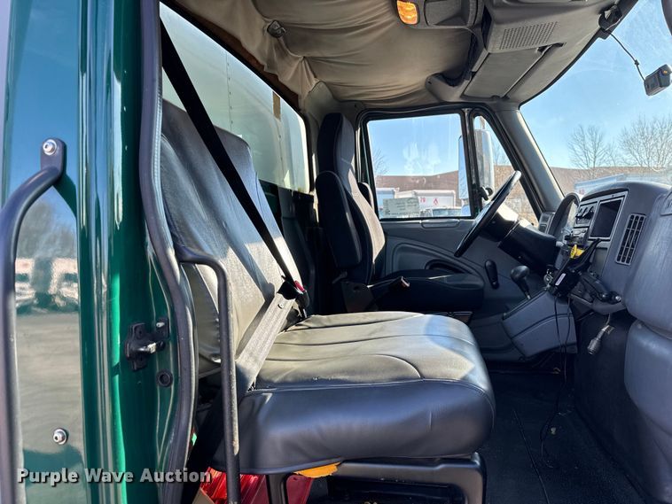 image for item EF2306 2006 International 4300 box truck